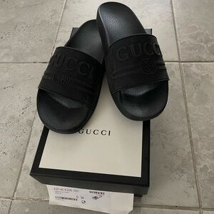 GUCCI- rubber St. Gucci print pool slides size 38